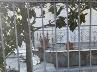 Ιδιοκτήτης σπιτιού ξυλοκόπησε όλη την οικογένεια στην Άνοιξη γιατί χρωστούσαν νοίκια – Έσπασε το πόδι 74χρονης