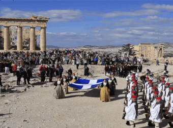 Σαν σήμερα: 81 χρόνια από την απελευθέρωση της Αθήνας – Η έπαρση της σημαίας στην Ακρόπολη και το μήνυμα του Δένδια
