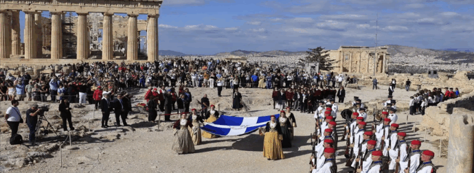 Σαν σήμερα: 81 χρόνια από την απελευθέρωση της Αθήνας – Η έπαρση της σημαίας στην Ακρόπολη και το μήνυμα του Δένδια