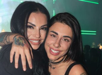 Δήμητρα Αλεξανδράκη – Super Κική: Τo φιλί στο στόμα σε βραδινή έξοδο (Φωτογραφίες)