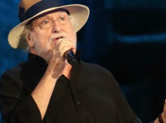 Οι τελευταίες ώρες του Διονύση Σαββόπουλου στο νοσοκομείο – Ήθελε να γυρίσει σπίτι για να γιορτάσει την επέτειο γάμου με τη σύζυγό του