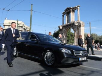 Διονύσης Σαββόπουλος: Ολοκληρώθηκε η ταφή με το «Ας αρχίσουν οι χοροί» – Έπαιξε πένθιμα η «Συννεφούλα» στην έξοδο της σορού