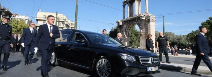 Διονύσης Σαββόπουλος: Ολοκληρώθηκε η ταφή με το «Ας αρχίσουν οι χοροί» – Έπαιξε πένθιμα η «Συννεφούλα» στην έξοδο της σορού