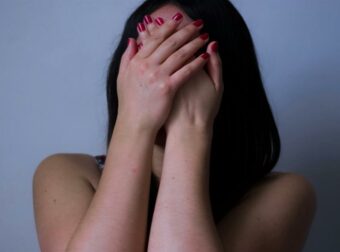 Έλληνας παρουσιαστής καταδικάστηκε για revenge porn – Είχε δείξει το βίντεο σε σύντροφο του θύματος