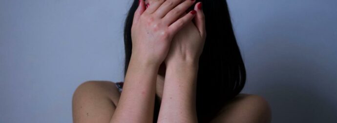 Έλληνας παρουσιαστής καταδικάστηκε για revenge porn – Είχε δείξει το βίντεο σε σύντροφο του θύματος