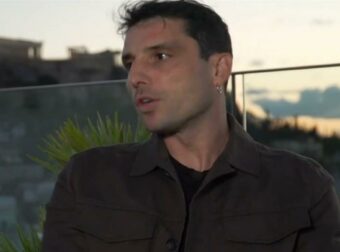 Σπύρος Χατζηαγγελάκης: «Ζητώ συναισθηματική επιβεβαίωση στις σχέσεις μου, έτσι όπως μεγαλώσαμε οι άντρες…»
