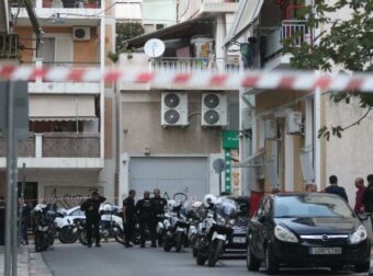 Θρίλερ με τον νεκρό στον Άγιο Παντελεήμονα: Τέσσερις μπούκαραν στο σπίτι – Τους βρήκε η μητέρα του ενός μέσα στα αίματα