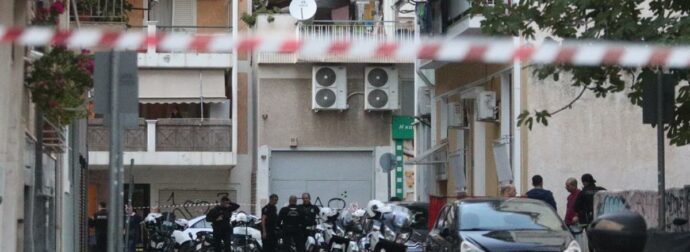 Θρίλερ με τον νεκρό στον Άγιο Παντελεήμονα: Τέσσερις μπούκαραν στο σπίτι – Τους βρήκε η μητέρα του ενός μέσα στα αίματα