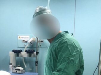 «Δεν είμαι γιατρός, έχω κέντρο αισθητικής» λέει ο 40χρονος που έδειρε την οδηγό και φωτογραφίζεται με τη χειρουργική ποδιά επί το έργον