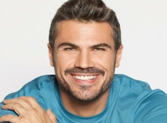 Άκης Πετρετζίκης: Απαθανατίζει τα παιδιά του στην παρέλαση – Φωτογραφίες