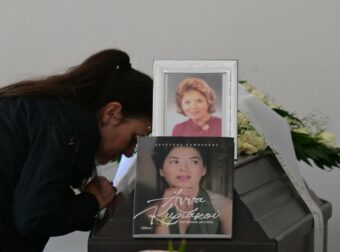 Κηδεία Άννας Κυριακού: Αγαπημένα της πρόσωπα την οδηγούν στην τελευταία της κατοικία