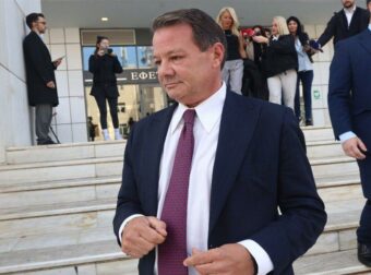 Λύτρας για την υπόθεση revenge porn γνωστού παρουσιαστή: «Πρέπει να πληρώσει 25.000 ευρώ μαζί με τους τόκους»