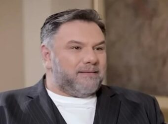 Γρηγόρης Αρναούτογλου: «Ήμουν τόσο θρησκόληπτος που δεν έκανα σ@ξ κάθε Τετάρτη και Παρασκευή»