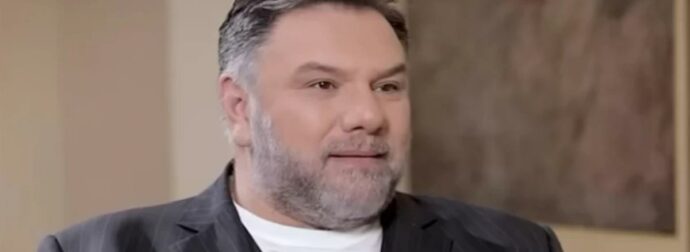 Γρηγόρης Αρναούτογλου: «Ήμουν τόσο θρησκόληπτος που δεν έκανα σ@ξ κάθε Τετάρτη και Παρασκευή»