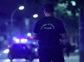 Καλλιθέα: Άνδρας μαχαίρωσε αστυνομικό – Τον πυροβόλησαν για να τον ακινητοποιήσουν