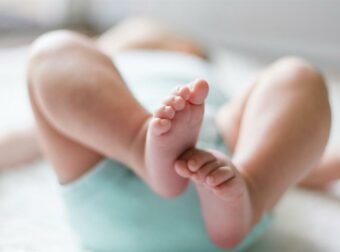 «Ούρλιαζε η μάνα, το παιδί δεν άνοιγε τα μάτια από τη μαστούρα του πατέρα»: Νέα στοιχεία για το μωρό που εισέπνευσε ναρκωτικές ουσίες