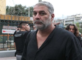 Βασίλης Μπισμπίκης: Αυτή είναι η στενή συνεργάτης του που τον συνόδευσε στα δικαστήρια!