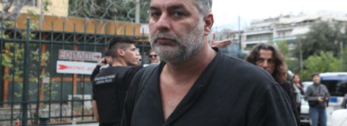 Βασίλης Μπισμπίκης: Αυτή είναι η στενή συνεργάτης του που τον συνόδευσε στα δικαστήρια!