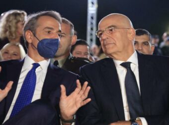 Δίπλα-δίπλα Μητσοτάκης και Δένδιας στην τελετή για τη νέα όψη του Πενταγώνου: Με μάσκα ο πρωθυπουργός