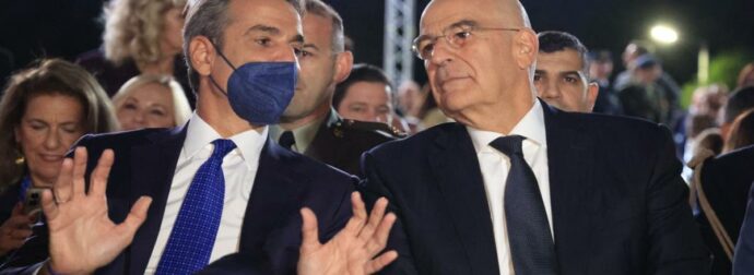 Δίπλα-δίπλα Μητσοτάκης και Δένδιας στην τελετή για τη νέα όψη του Πενταγώνου: Με μάσκα ο πρωθυπουργός