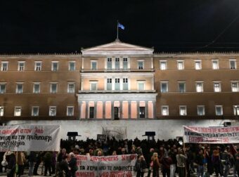 Οργή λαού έξω από τη Βουλή: «Η πλατεία Συντάγματος να μείνει ελεύθερη»