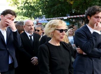 Διονύσης Σαββόπουλος: Σπάραξαν τα εγγόνια του στο τελευταίο «αντίο» (Φωτογραφίες)