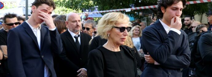Διονύσης Σαββόπουλος: Σπάραξαν τα εγγόνια του στο τελευταίο «αντίο» (Φωτογραφίες)
