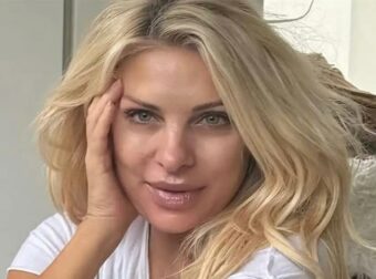 Ελένη Μενεγάκη: Οι νέες πόζες στον καναπέ της με natural look και ο απολαυστικός διάλογος με τη Ναταλία Γερμανού