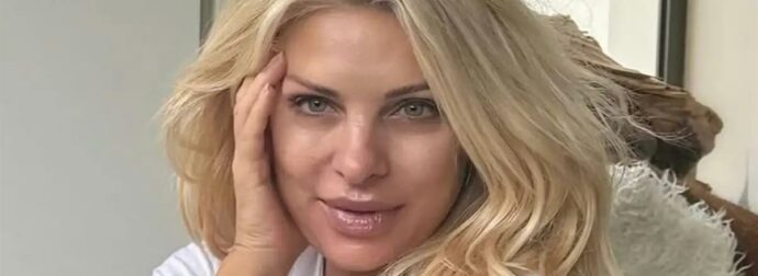 Ελένη Μενεγάκη: Οι νέες πόζες στον καναπέ της με natural look και ο απολαυστικός διάλογος με τη Ναταλία Γερμανού