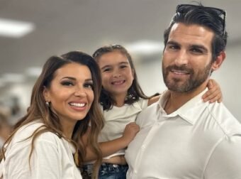 Ελένη Χατζίδου – Ετεοκλής Παύλου: Η κόρη τους συμμετείχε σε σχολική γιορτή για την 28η Οκτωβρίου (Βίντεο)