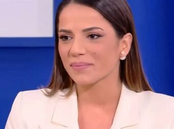 Η Ρέβη «καρφώνει» τον ΣΚΑΪ: «Καμία γυναίκα σε μια τόσο προσωπική φάση δεν πρέπει να υποβαθμίζεται»