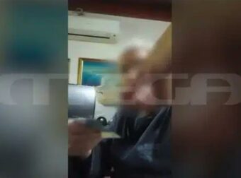 Ιερέας ρίχνει τα χαρτιά σε πιστούς και παίρνει λεφτά μέσα σε εκκλησία