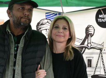 Καρυστιανού για Άγνωστο Στρατιώτη: «Το μεγάλο έγκλημα κατά του λαού συντελείται πίσω από το μνημείο»