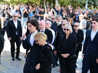 Κηδεία Διονύση Σαββόπουλου: Συντετριμμένη η σύζυγός του, δακρυσμένα τα εγγόνια του