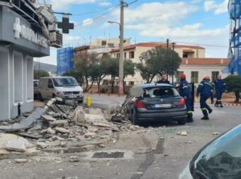 Κατάρρευση μπαλκονιών: Μία γυναίκα τραυματίστηκε, μεγάλες ζημιές σε αυτοκίνητα – «Τα αμάξια πολτοποιήθηκαν» λέει ο Δήμαρχος (video)