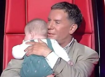 Γιώργος Μαζωνάκης: Η γλυκιά σκηνή στο The Voice με ένα μωρό στην αγκαλιά του (Βίντεο)