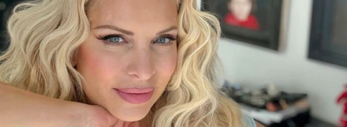 Ελένη Μενεγάκη: Σαν αγουροξυπνημένη, με τις πιτζάμες της στο σπίτι της στα Μελίσσια – Φωτογραφίες