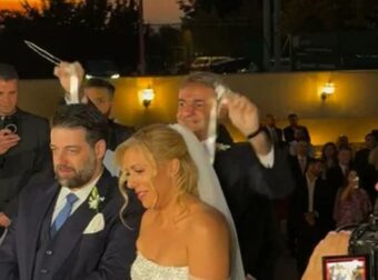 Ο Κυριάκος Μητσοτάκης έγινε κουμπάρος!  Πάντρεψε τον στενό του συνεργάτη με την κόρη του Γεράσιμου Γιακουμάτου