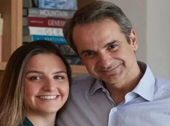 «Έλεος με τα fake news»: Η κόρη του Κυριάκου Μητσοτάκη απαντά για τα εισιτήρια και το ποπ κορν του πρωθυπουργού στη Βοστώνη