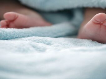 Αδιανόητο περιστατικό στα Πατήσια: Βρέφος βρέθηκε αναίσθητο από ναρκωτικά που κάπνισε δίπλα του ο πατέρας του