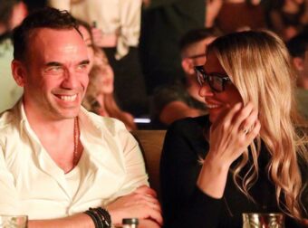 Μουζουράκης – Κόζαρη: Οι λεπτομέρειες για τη βάφτιση του γιου τους – Το όνομα που επέλεξαν