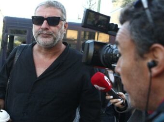 Ένοχος κρίθηκε ο Βασίλης Μπισμπίκης για το τροχαίο: «Μια τσικουδιά είχα πιει», είπε στην απολογία του