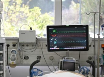 Γλυφάδα: Σε κρίσιμη κατάσταση 70χρονη μετά από χτύπημα πέτρας στο κεφάλι – Ο δράστης είχε 18 αποδράσεις από ψυχιατρείο