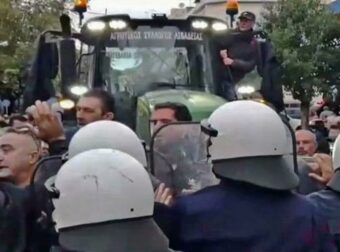 Οργισμένοι αγρότες έσπασαν τον «κλοιό» της αστυνομίας και περικύκλωσαν τον Κώστα Τσιάρα