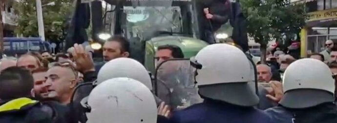 Οργισμένοι αγρότες έσπασαν τον «κλοιό» της αστυνομίας και περικύκλωσαν τον Κώστα Τσιάρα