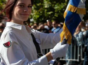 Σημαιοφόρος με το καρπούζι: «Τι νόημα έχει να γιορτάζουμε το “δικό μας ΟΧΙ” και να μη λέμε “Οχι” σε κάθε τι άδικο και βάρβαρο»