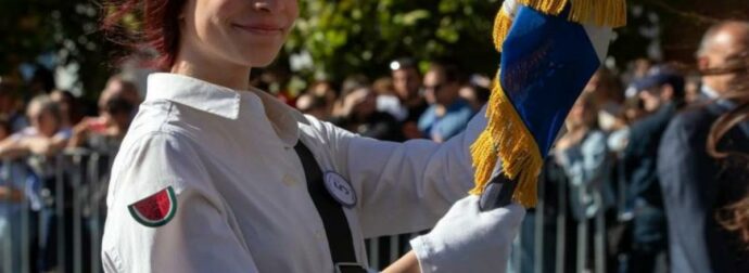 Σημαιοφόρος με το καρπούζι: «Τι νόημα έχει να γιορτάζουμε το “δικό μας ΟΧΙ” και να μη λέμε “Οχι” σε κάθε τι άδικο και βάρβαρο»