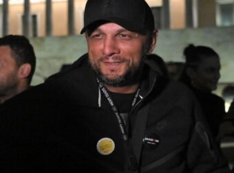 «Από σήμερα, από εδώ και πέρα κάθε βράδυ στο Σύνταγμα»: Ξανά στον Άγνωστο Στρατιώτη ο Πάνος Ρούτσι