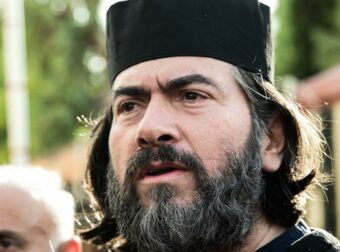 Πάτερ Αντώνιος: Παραιτήθηκαν οι τρεις συνήγοροί του – Κατηγορούν την έδρα για «ακραία μεροληψία»