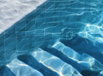 Ελεύθεροι οι συλληφθέντες για την 3χρονη Μαντλίν που βρέθηκε στον πάτο πισίνας στη Ρόδο